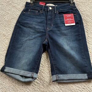 Women Levi's Mid Rise Bermuda Shorts in Dark Indigo size 4 waist 27 inseam 9”
